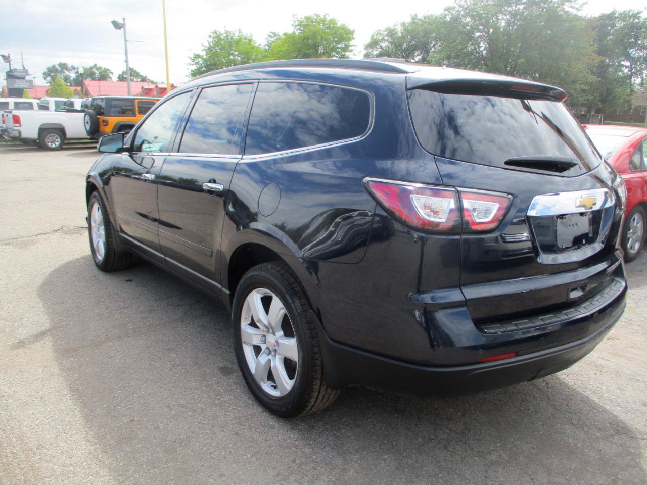 Used 2016 Chevrolet Traverse LT FWD image 4