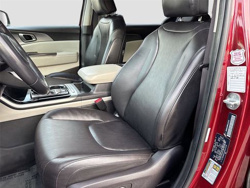 Used 2024 Kia Carnival LX image 20