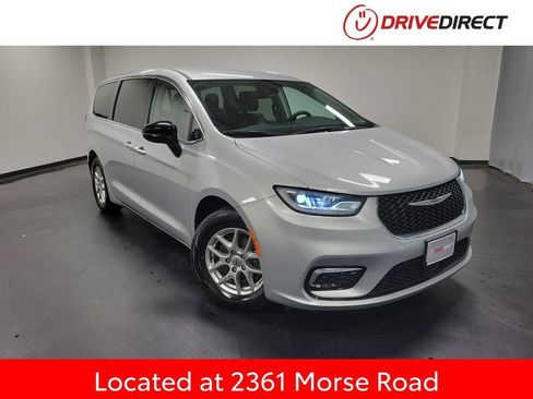Used 2024 Chrysler Pacifica Touring-L FWD image 1