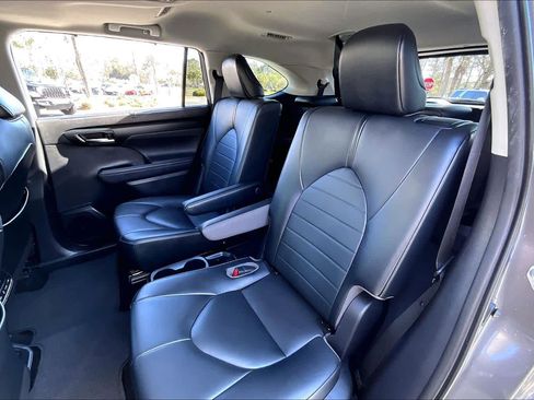 Used 2021 Toyota Highlander XLE image 20