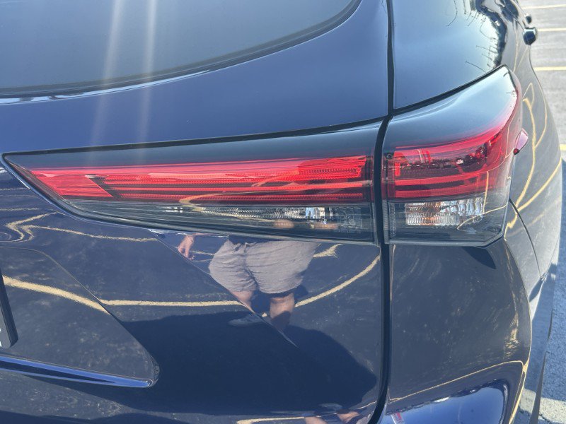 Used 2023 Toyota Highlander XLE AWD/4WD image 15