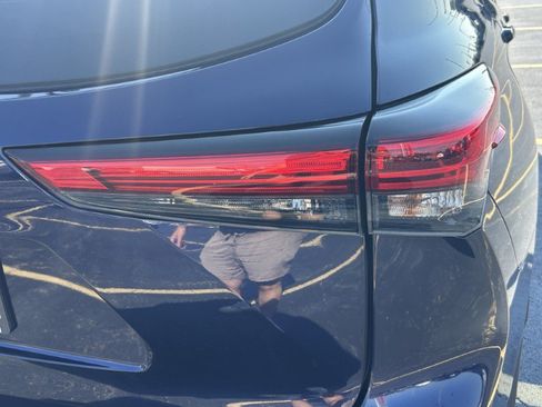 Used 2023 Toyota Highlander XLE AWD/4WD image 15