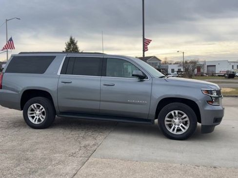 Used 2018 Chevrolet Suburban LT image 2