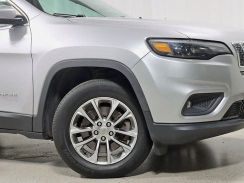 Used 2019 Jeep Cherokee Latitude Plus w/ Cold Weather Group AWD/4WD image 5