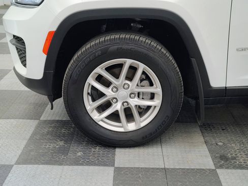 Used 2023 Jeep Grand Cherokee Laredo w/ Luxury Tech Group I AWD/4WD image 13