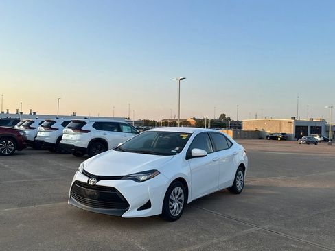 Used 2017 Toyota Corolla LE FWD image 9