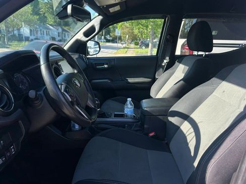 Used 2022 Toyota Tacoma TRD Sport w/ Technology Package image 6