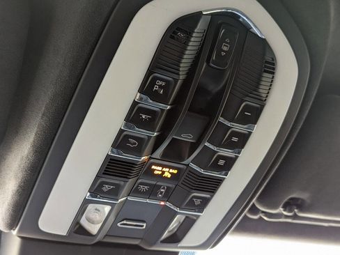 Used 2016 Porsche Cayenne Turbo S image 29