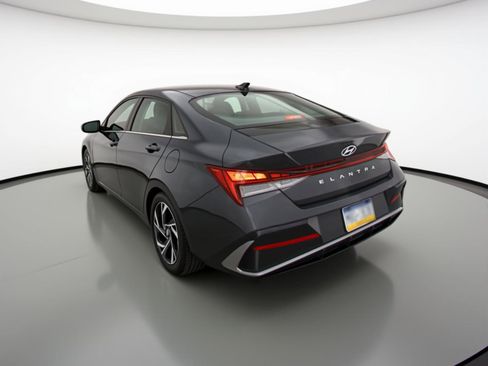 Used 2025 Hyundai Elantra Limited FWD image 6