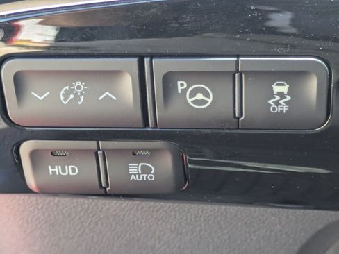 Used 2016 Toyota Prius Four w/ Advanced Technology Package FWD image 12