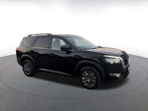 Used 2025 Nissan Pathfinder SV image 2