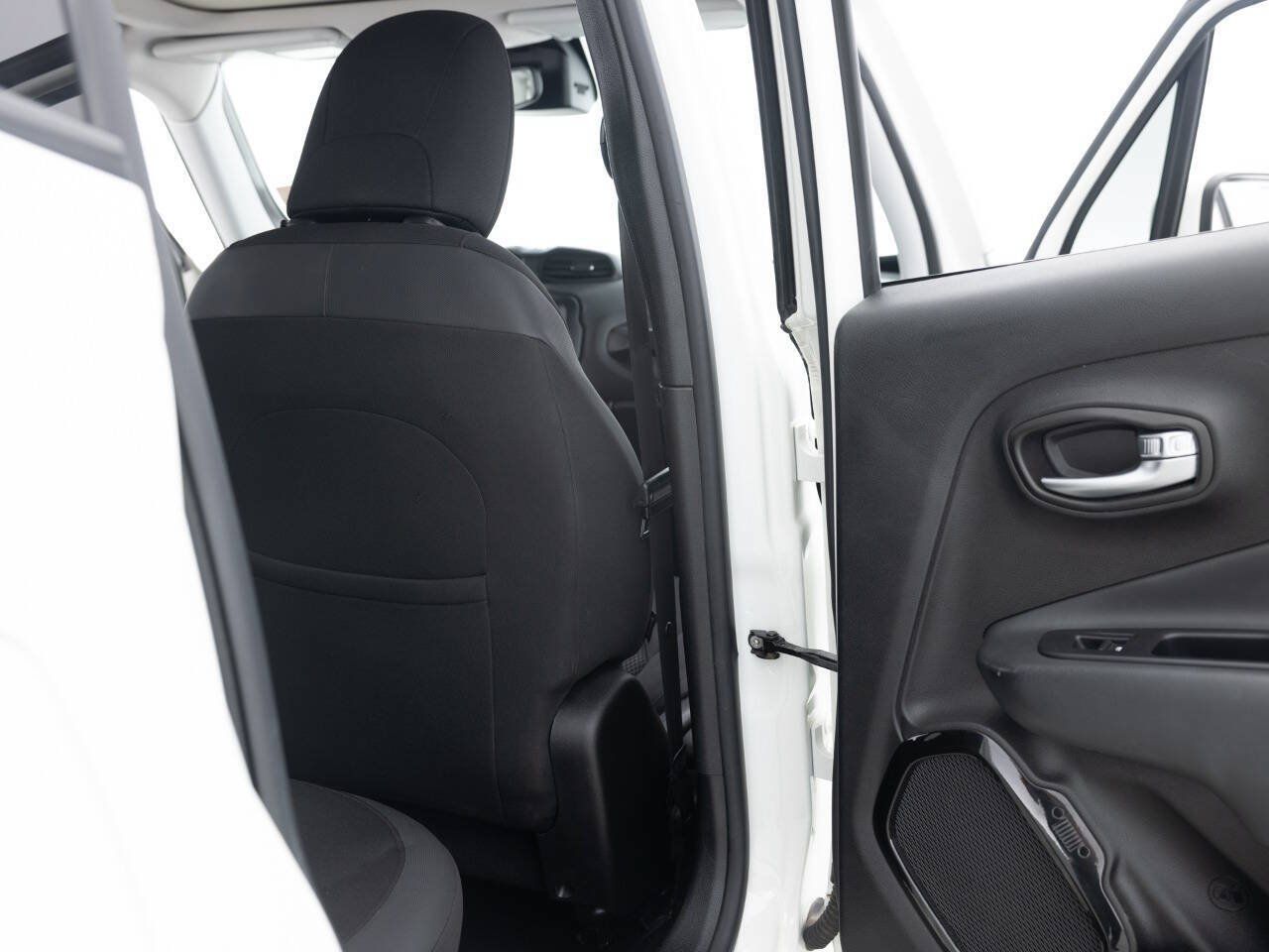 Used 2018 Jeep Renegade Altitude w/ UConnect 8.4 Nav Group AWD/4WD image 30
