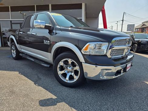 Used 2018 RAM 1500 Laramie w/ Convenience Group AWD/4WD image 2