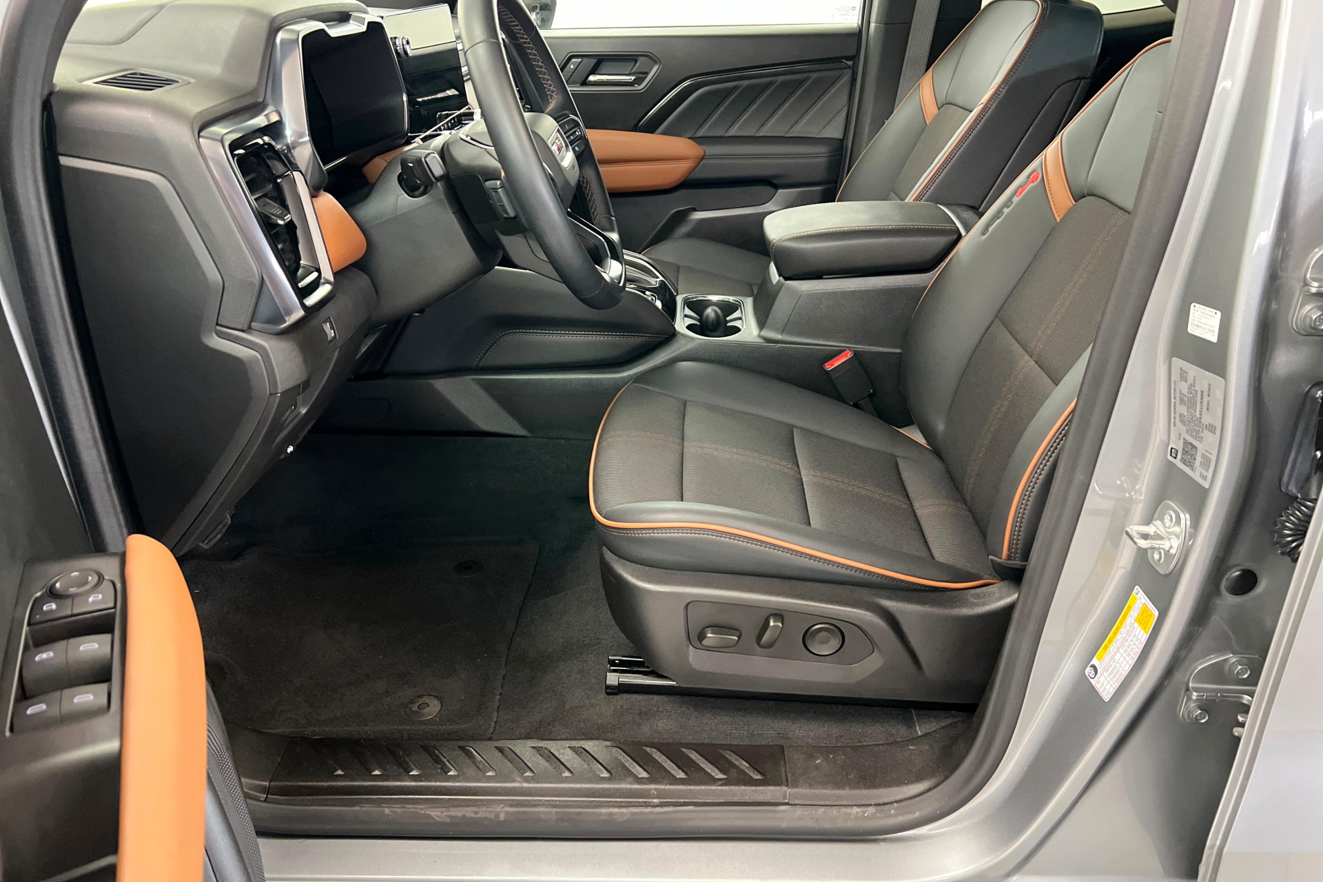Used 2025 GMC Canyon AT4 w/ Nightfall Edition AWD/4WD image 18