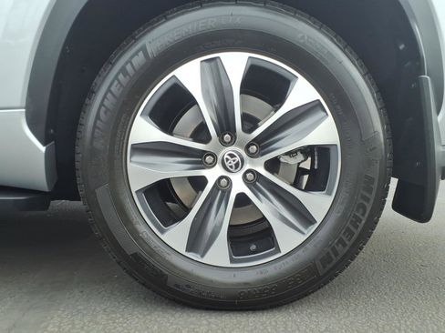 Certified 2025 Toyota Highlander XLE FWD image 9
