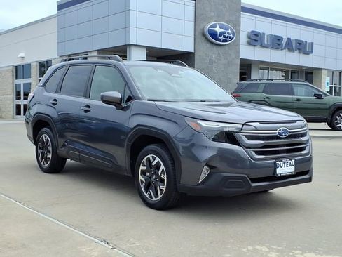 Used 2025 Subaru Forester Premium AWD/4WD image 3