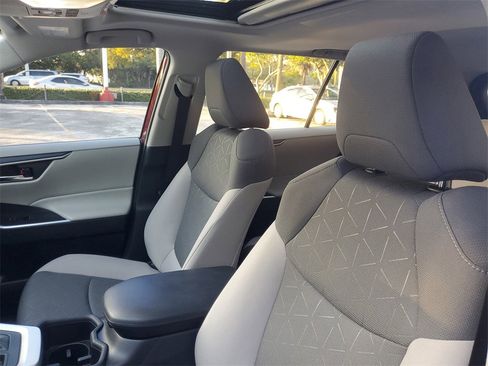 Used 2022 Toyota RAV4 XLE image 17