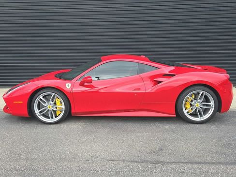Used 2018 Ferrari 488 GTB image 2