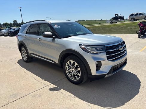 Used 2025 Ford Explorer Active w/ Active Comfort Package AWD/4WD image 3