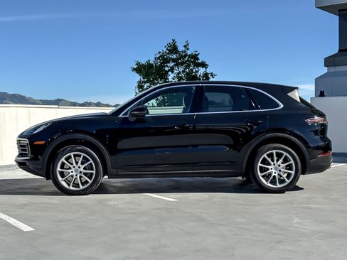 Certified 2023 Porsche Cayenne image 2