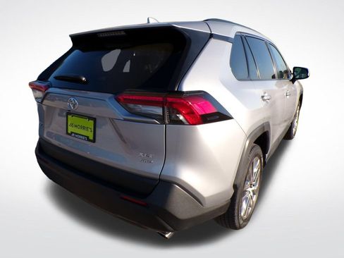 Used 2019 Toyota RAV4 XLE Premium w/ Cold Weather Package AWD/4WD image 7