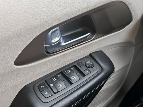 Used 2023 Chrysler Voyager LX image 22