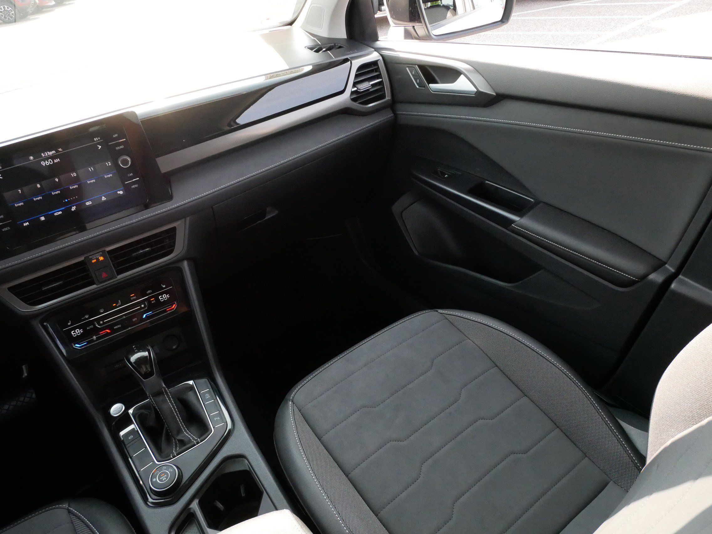 Certified 2025 Volkswagen Taos SE AWD/4WD image 11