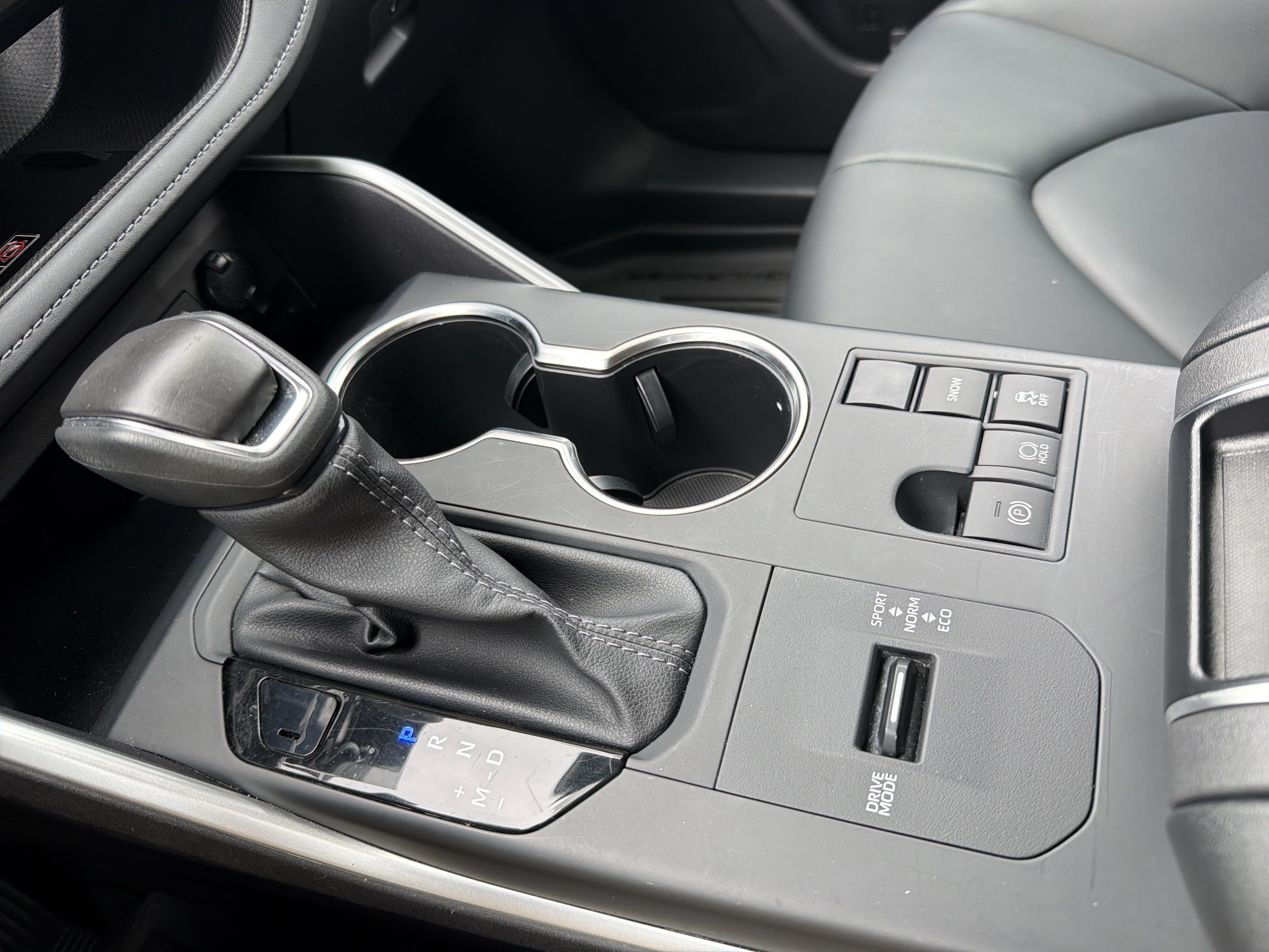 Certified 2025 Toyota Highlander XLE FWD image 8