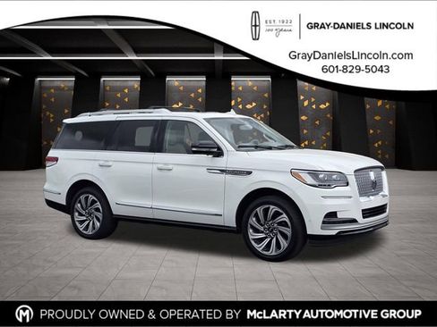 Used 2023 Lincoln Navigator Reserve RWD image 1