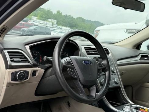 Used 2017 Ford Fusion SE FWD image 3