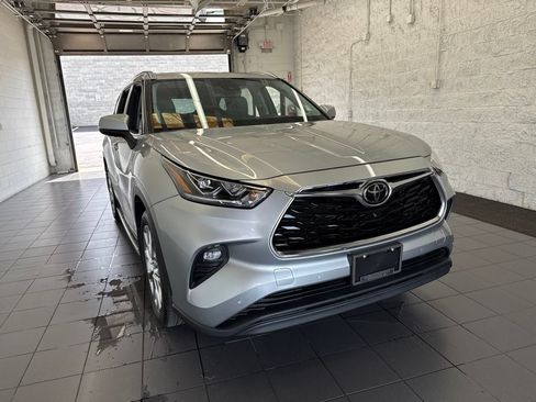 Used 2021 Toyota Highlander Limited AWD/4WD image 2