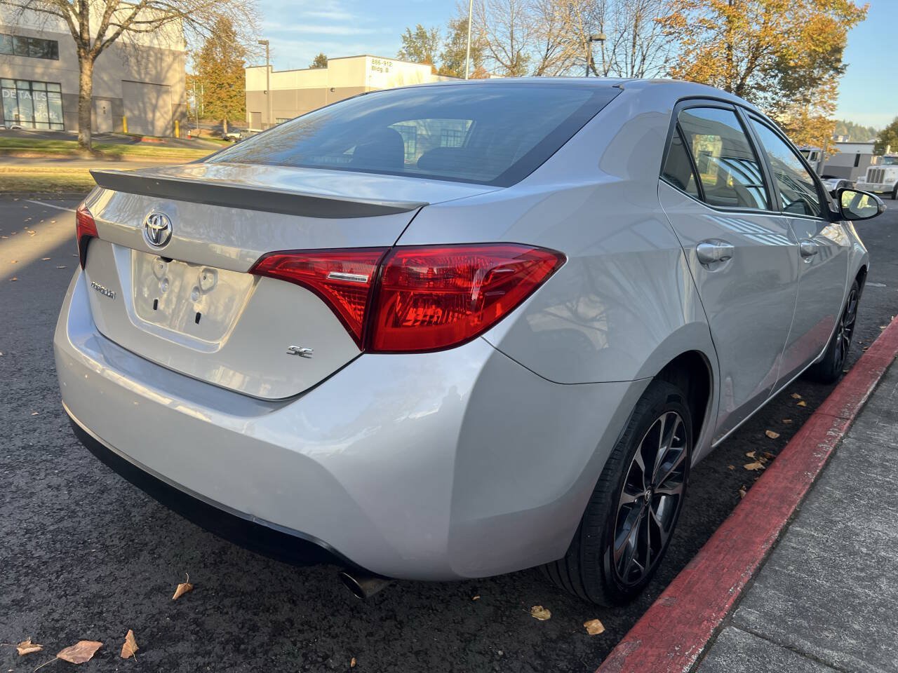 Used 2017 Toyota Corolla SE FWD image 3
