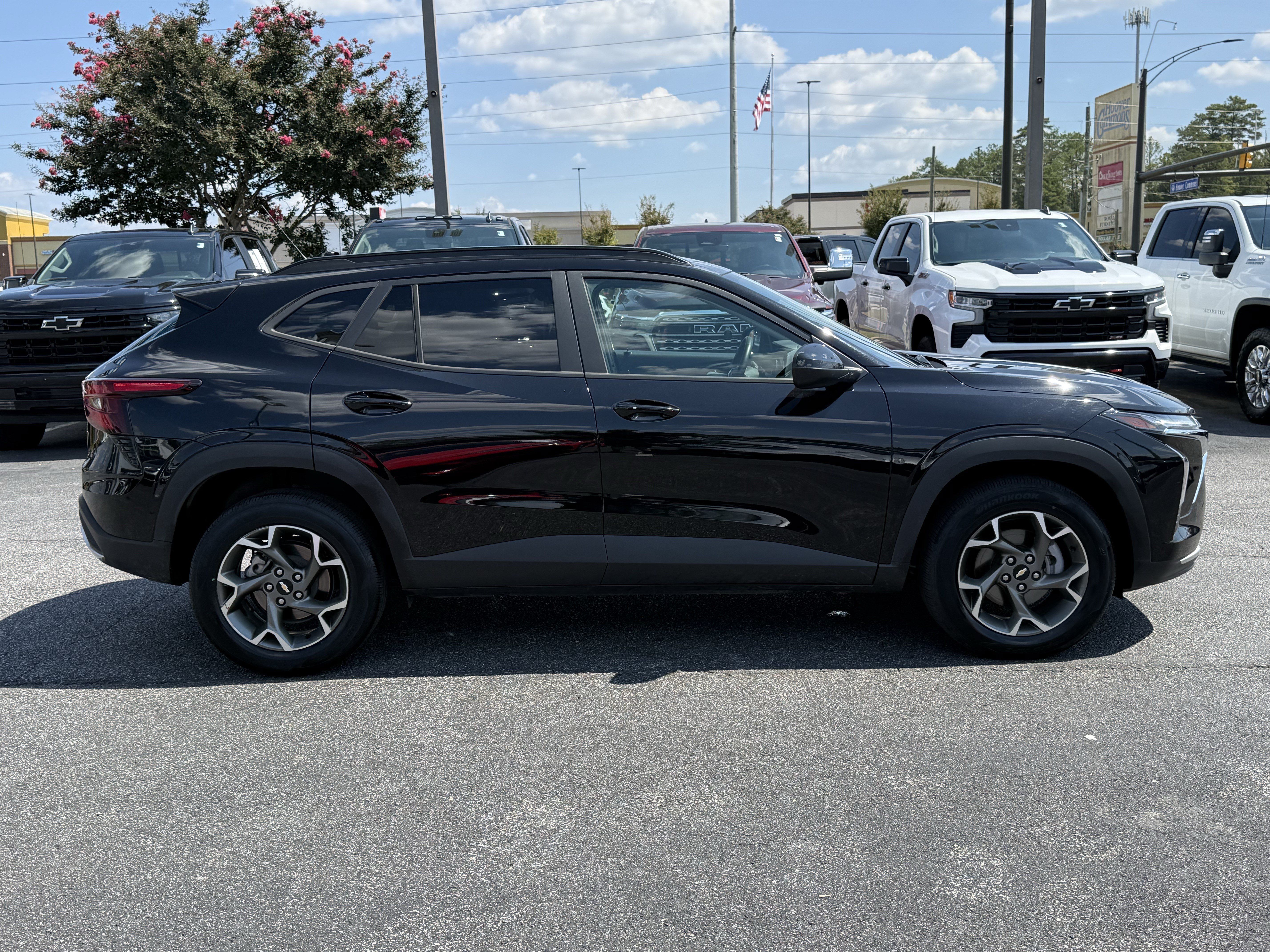 Used 2025 Chevrolet Trax LT w/ LT Convenience Package FWD image 11