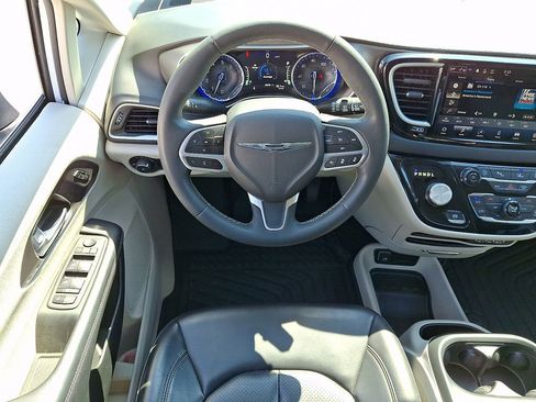 Used 2023 Chrysler Pacifica Touring-L FWD image 16