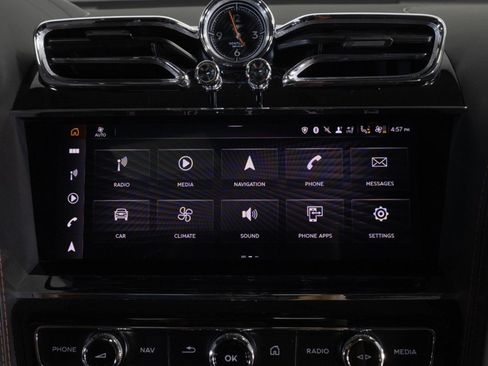 Used 2022 Bentley Bentayga AWD/4WD image 27