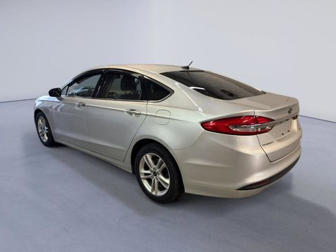 Used 2018 Ford Fusion SE w/ Fusion SE Technology Package image 4