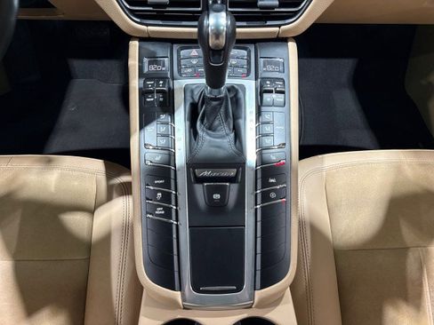 Used 2021 Porsche Macan w/ Premium Package image 78