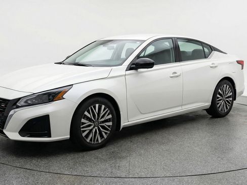 Used 2025 Nissan Altima 2.5 SV FWD image 3
