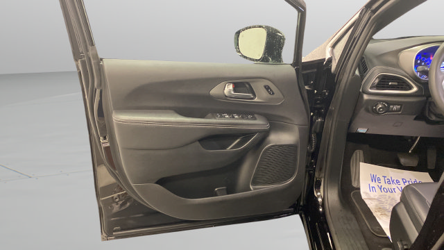 Used 2025 Chrysler Pacifica Select FWD image 25