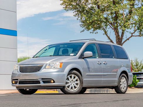 Used 2016 Chrysler Town & Country Touring FWD image 1