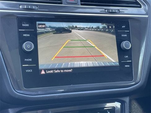 Used 2022 Volkswagen Tiguan SE image 18