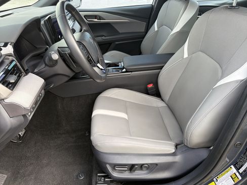 Used 2025 Toyota Camry SE FWD image 11