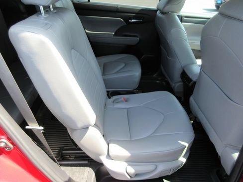 Used 2022 Toyota Highlander XLE AWD/4WD image 18
