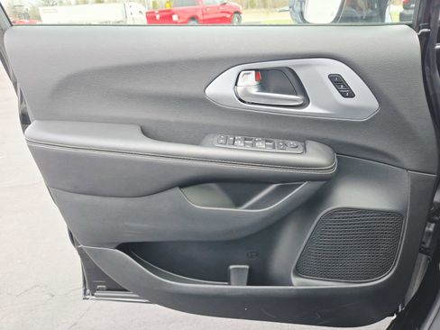 New 2026 Chrysler Pacifica Limited image 32