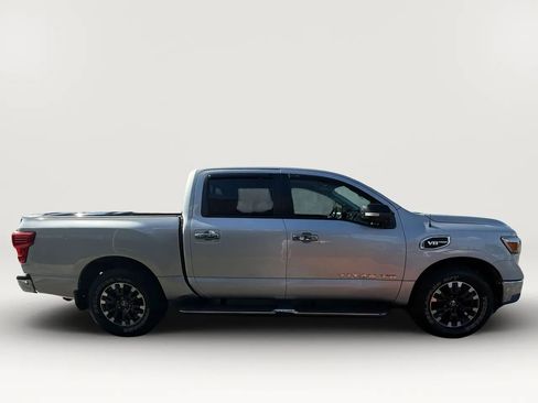 Used 2019 Nissan Titan SV image 7