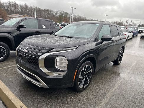 Used 2024 Mitsubishi Outlander SE image 1