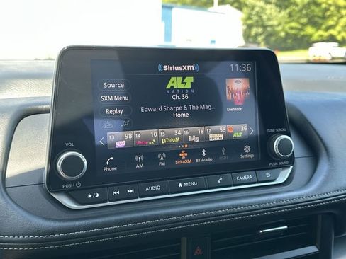Used 2025 Nissan Rogue SV AWD/4WD image 14