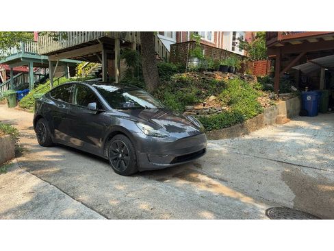 Used 2022 Tesla Model Y Long Range AWD/4WD image 2