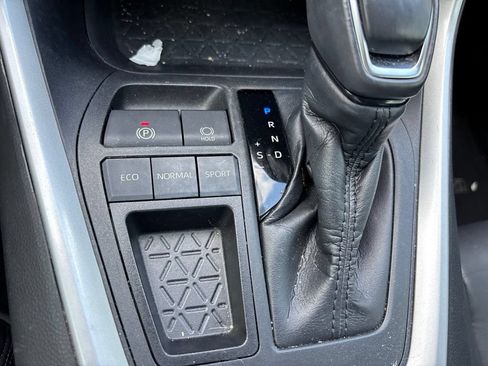 Used 2020 Toyota RAV4 XLE Premium w/ Carpet Mat Package FWD image 30