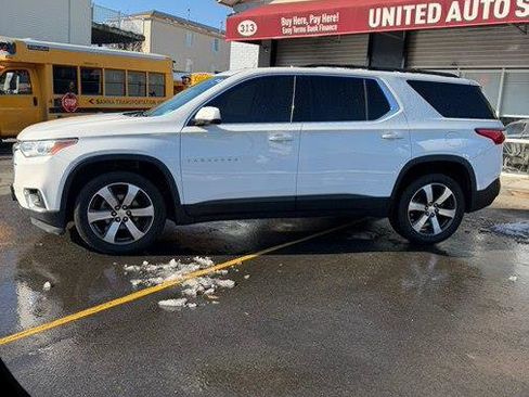 Used 2019 Chevrolet Traverse LT w/ LT Premium Package image 3